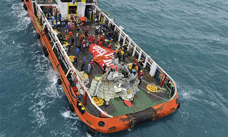 Recuperan la cola del avión de AirAsia sin cajas negras